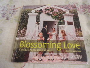 洋書Blossoming Love　ウェディングフラワー　デザイン写真集　ブライダルブーケ　コサージュ　ブライドメイド　テーブルデコレーション