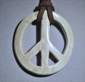 世界に平和をピースマークデザインのマンモス牙素材のチョーカーペンダント
