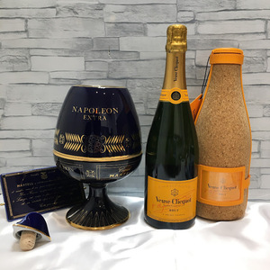 ◇未開栓◇2本セット MARTELL NAPOLEON EXTRA 陶器 ブランデー Veuve Clicqnot BRUT イエロー シャンパン ケース付き