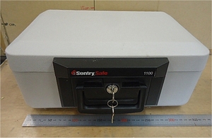  Sentry Safe 1100　ポータブル耐火防水保管庫 A4サイズ収納可能　鍵2本 