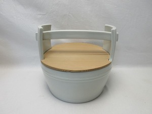 510700-4 【 美品 茶道具 清月作 白磁 手桶水指 底印 割蓋付 おしゃれ 箱無 】 検) 水屋道具 茶懐石 茶器 蓋物 茶会 抹茶 水差し 手提付ⅲ