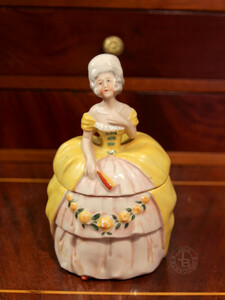 アンティーク　陶磁器　フィギュリン　黄色いドレスの貴婦人　 蓋物