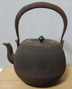 龍文堂造　鉄瓶　霰　丸形　唐銅龍文堂蓋　箱　古美術品　茶道具 サイズ： 本体：１６ｘ１３ｘ高２０ｃｍ