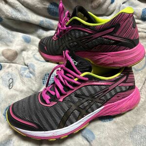 美品！3〜4回使用のみアシックス(ASICS) ランニングシューズ LADY DynaFlyte TJG522-9020 ブラック/ピンクグロー25㎝定価14850円送料520円