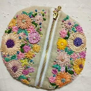 手刺繍＊ハンドメイド＊草花がいっぱい咲いて＊小物ケースポーチ＊リネン＊ファスナー開閉＊ビーズ飾り＊裏地猫ちゃん