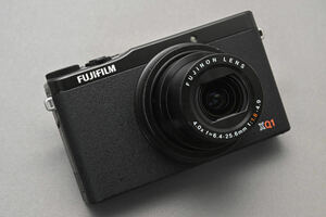 送料無料! ★ FUJIFILM コンパクトデジタルカメラ　XQ1 中古良品　注釈あり　★　純正予備バッテリー１個付き