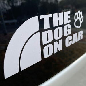 THE DOG ON CAR ワンコが乗ってます 肉球 足跡 犬 猫 カー用品 カーアクセサリー 自動車 カッティング 文字だけが残る 10色/