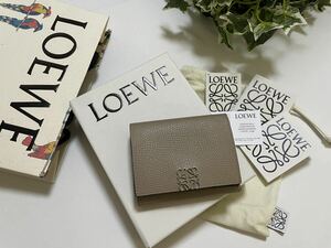 LOEWE　ロエベ　アナグラムトライフォールドウォレット　三つ折り財布　サンド　コンパクトウォレット　ベージュ　loewe 折り財布　