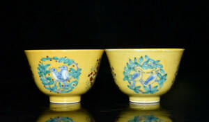▽鴻▽ 明 成化年製款 黄釉 斗彩 花鳥紋 茶杯一對 古陶瓷品 置物 古賞物 中国古玩 中国古美術