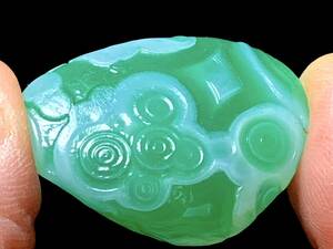 半透明緑色の内蒙古瑪瑙・眼睛石・4・10g（中国産鉱物標本）