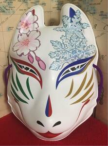 日本の伝統美「お面」祭り縁日に花鳥風月柄の狐面]やや太めの紫紐が付いています 定形外にてお届け致します