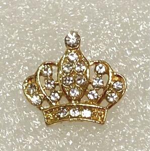 王冠の小さめブローチ ゴールド 金色ラインストーン キラキラ　ピンバッジ　ピンズ　ミニブローチ