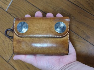 ヌメ革のミドルウォレット　中古　コンチョ付き財布