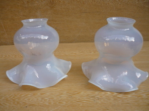 電笠 ・２個 　フリル　ランプシェード　淡い乳白色ガラス 　美品　ガラス工芸品