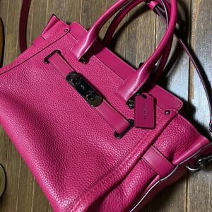 正規美品COACHショルダーパック2wayスワッガー27フィーシャピンクレザーハンドバック綺麗トートバック手提げコーチ肩掛けフューシャ