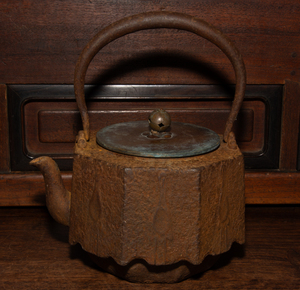 時代 龍文堂造 鉄瓶 銅蓋 在銘 八角型 鶴 煎茶道具 古玩 古美術品