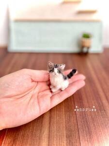 ＊maru＊羊毛フェルト　小さなキジ白　子猫　ハンドメイド　ブライス　人形　ドールハウス