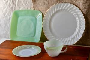 グリーン系◎フェデラルカップ＆ソーサーとファイヤーキングジェダイチャームランチョンと金縁波リム皿 ミルクガラス食器