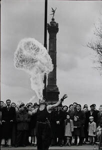 Henri Cartier Bresson　アンリ・カルティエ・ブレッソン　写真『バスティーユ広場の火を噴く男』　Gelatin Silver Print