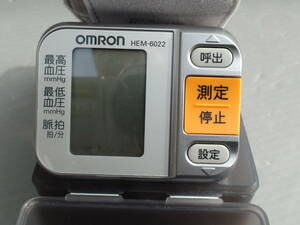 ★正常動作品★OMRON★デジタル自動血圧計★HEM-6022★手首に巻いて使用するので簡単で便利です★