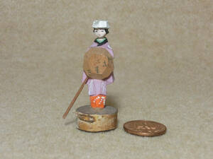 戦前　木彫り彩色ミニ人形　旅道中の女性　農民美術　柳柄の着物　笠に「はこまき？」　送料120円～