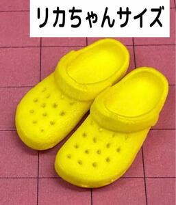 ミニチュア★クロックス風サンダル黄色★リカちゃんに★ブライスに★momokoに　ミニチュアイメージ　靴　サンダル