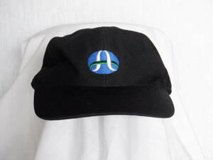 帽子　　キャップ　　黒　　「Ａ」のようなロゴマーク付き　　フリーサイズ　　未使用品