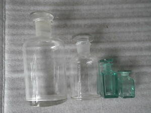 飾り　可愛い　素敵　絵に成る　手作り　薬瓶　薬品瓶　小瓶　白瓶　緑瓶　アンティーク　古物　珍しい　4個組　飾りに　液剤入れに