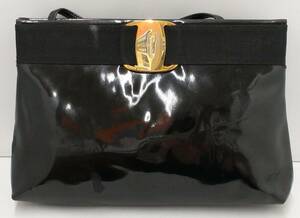 SalvatoreFerragamo　サルバトーレフェラガモ　ヴァラ　バラ　D210588 2WAYバッグ　クラッチ　エナメル　パテントレザー　ブラック　黒　鞄