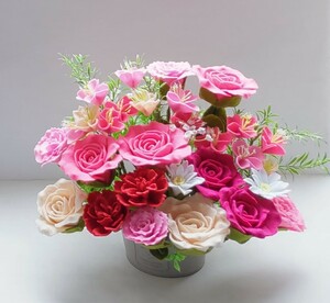 ☆フェルトで作ったピンクのバラの花、可愛い花たち☆