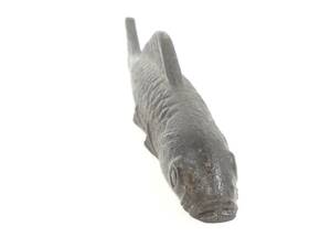 昭和ビンテージ 鉄器 魚の文鎮 ペーパーウェイト 1970年代 幅20cm 奥行き2cm 高さ4cm 魚の形の珍しい文鎮です。 YRT506