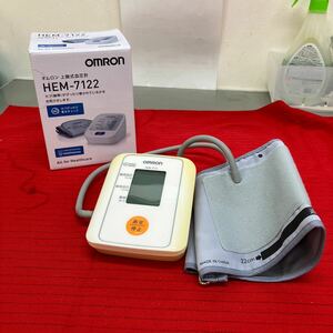 【OMRON 上腕式血圧計 コンパクト】オムロン 健康用品 中古品【B9-4①】0223