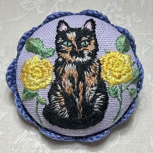 ブローチ　ハンドメイド　サビ猫と黄色いバラ　ねこ　猫　薔薇　初夏　刺繍　刺しゅう　手刺繍　新品