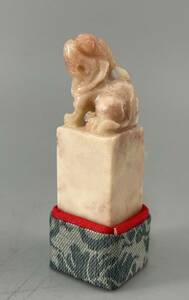 寿山石 瑞獣鈕 袴付き　箱付き 石材 印材 印章　本体サイズ約5.6x1.6x1.6cm　重さ32g