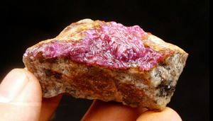 ♪【激安】天然ピンク　コバルトカルサイト母岩付き原石　36g　