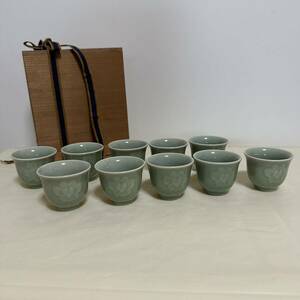 ST■ 未使用 青磁 ぐい呑み 10客セット 木箱入り お猪口 おちょこ 酒器 花 レトロ 当時物 青磁陶器 陶器 お酒 日本酒 熱燗 冷酒 骨董品