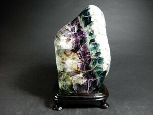 飾り石　緑×紫×白　台付き　幅約15cm　高さ約23cm　飾石　水石　鑑賞石　原石　天然石　観賞石　コレクション　インテリア　T-180