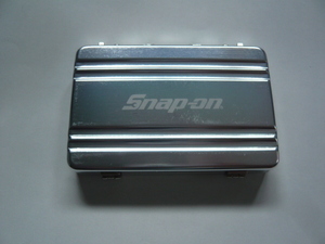 ☆Snap-on☆スナップオン☆スーツケース型☆カード☆ホルダー☆名刺入れ☆約40枚収納☆アルミ製☆軽量☆シルバー☆