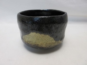 I10068 【 未使用 茶道具 井上春峰作 黒楽茶碗 陶印 箱無 】 検) 作家物 茶懐石 煎茶 茶具 茶器 茶こぼし 茶会 お点前 茶事 在銘 古玩 ⅰ