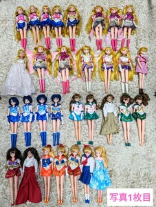 写真1〜2枚目 美少女戦士セーラームーン ドール 人形 着せ替え ステッキ 服 コスチューム ティアラ 