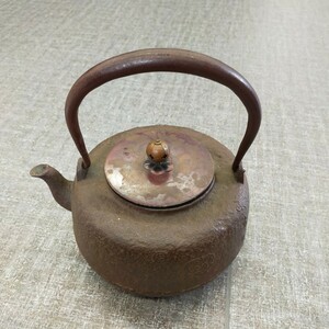 す1496 鉄瓶 無銘斑紫銅蓋 梅摘 梅詩紋 湯沸 茶道具 総重量 約1600g 時代物 古美術骨董
