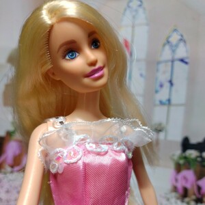 バービー人形　ピンクのロングドレス