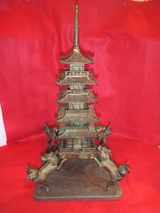 一角狛犬と五重塔　銅製　骨董　時代物　仏具　仏像　神社仏閣　オブジェ