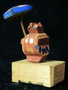 ☆彡 小さな木彫人形　傘を差したタヌキ　 /農民美術