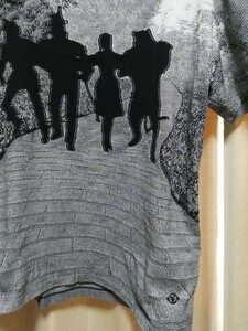 モノグラムXLサイズ オズの魔法使いブリックロード×ルイヴィトン最高傑作一瞬でルイヴィトンと分かるモノグラムバッジ半袖Tシャツ