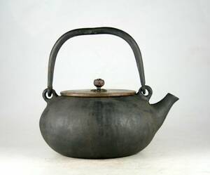 釜師造 砲口 小振り 平丸形鉄瓶 唐銅蓋 煎茶道具