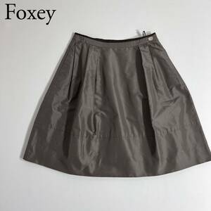 美品 FOXEY BOUTIQUE フォクシーブティック フレアスカート 膝丈スカート　ロゴプレート 総シルク　ベルフラワー 日本製　レディース