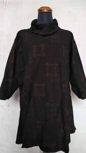 レディース　古布　木綿　七分袖チュニック　プルオーバー　やや厚めの生地　井型風柄　黒色