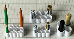 ■鉛筆、電池、シャチハタのスタンドです