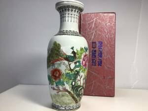 C050 新品　未使用　景徳鎮　中国製　孔雀/クジャク　牡丹/ボタン　粉砕　陶磁器　花鳥樹木漢詩図花瓶　中国古玩　箱入